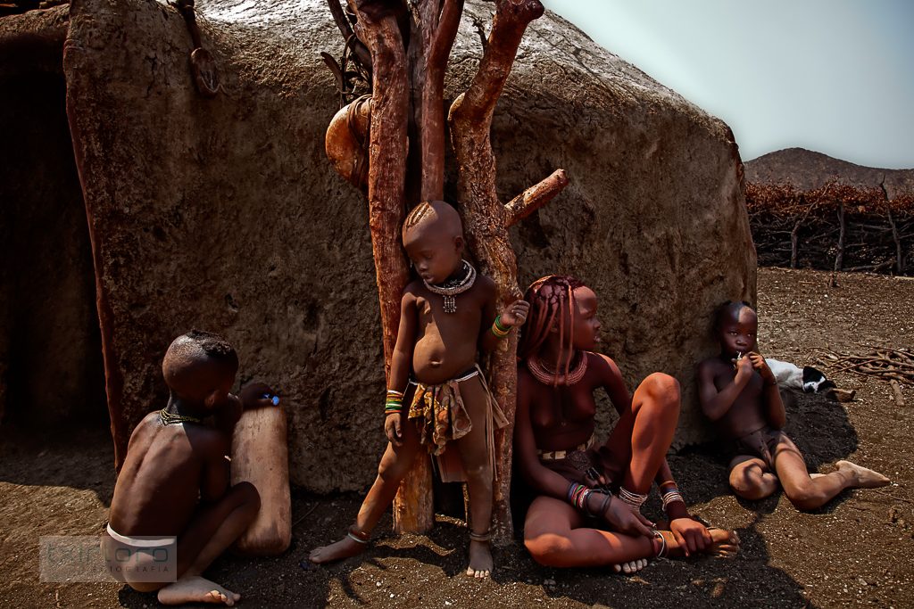 La vida alrededor de una choza Himba